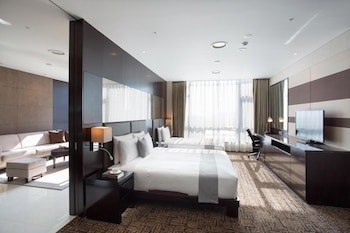 Isquare Hotel