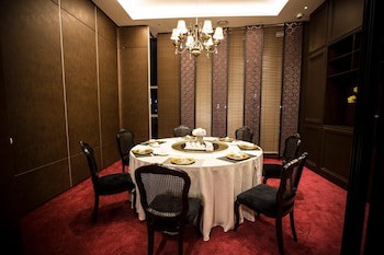 Isquare Hotel