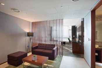 Isquare Hotel
