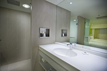 Fx Inn Kaohsiung Zhonghua Road Branch