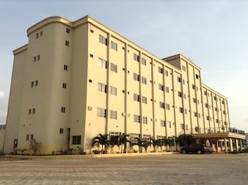 Pinnacle Hotels And Suites