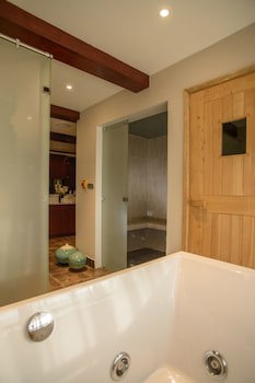Cloud Hotel & Suites