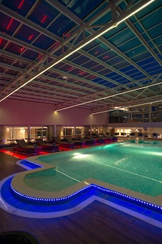 Cloud Hotel & Suites