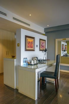 Cloud Hotel & Suites
