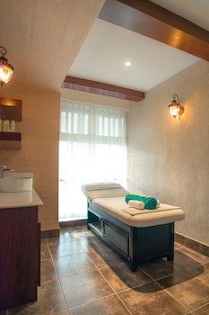 Cloud Hotel & Suites