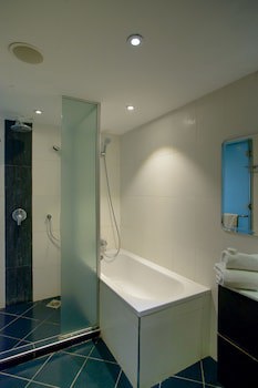Cloud Hotel & Suites