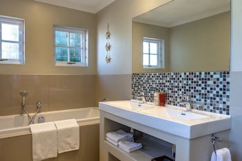 Whale Rock Luxury Lodge