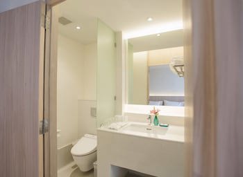 Balcony Seaside Sriracha Hotel & Serviced Apartments