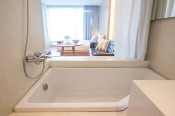 Balcony Seaside Sriracha Hotel & Serviced Apartments