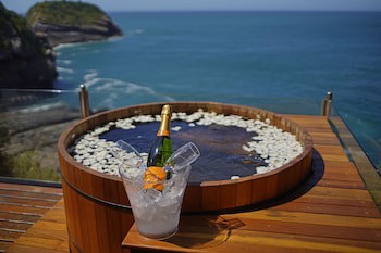 Cliffside Luxury Inn