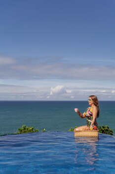 Cliffside Luxury Inn