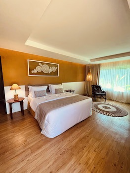 Dolphin Hotel