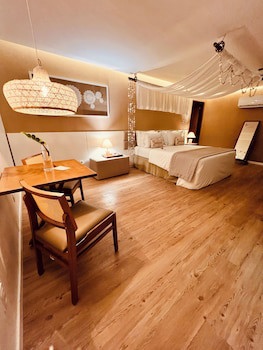 Dolphin Hotel