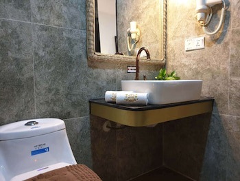 Aristocrat Residence & Hotel