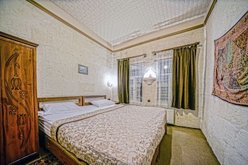 Elysee Cave House