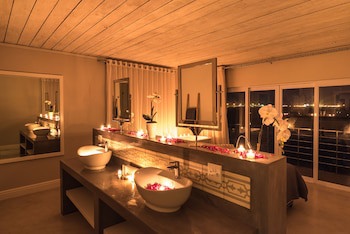 Blue Bay Lodge