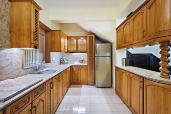 De Mandarin Beach Resort Suites & Villas