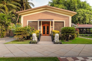 De Mandarin Beach Resort Suites & Villas