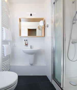 4 Arts Apartments By Adrez Living