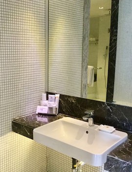 Golden Tulip Vasundhara Hotel & Suites