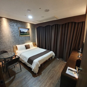 Cs Premier Hotel (Adults Only)