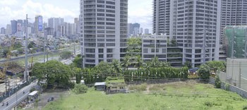 Aruga Apartments By Rockwell Makati