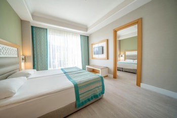 Comfort Room , 1 Double Bed and 1 Twin Bed