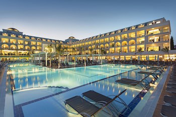 Karmir Resort & Spa