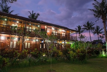 Pondok Pitaya Hotel, Surfing & Yoga