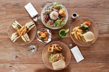 Pondok Pitaya Hotel, Surfing & Yoga