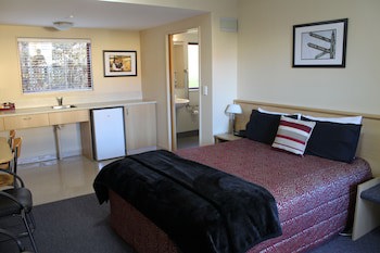 Alhambra Oaks Motor Lodge