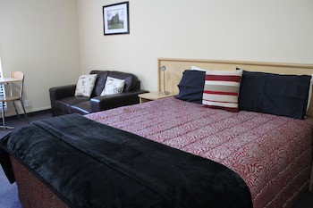 Alhambra Oaks Motor Lodge