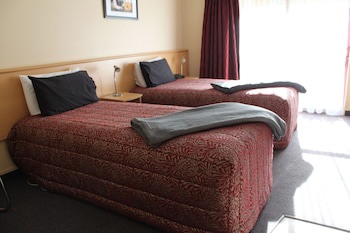 Alhambra Oaks Motor Lodge