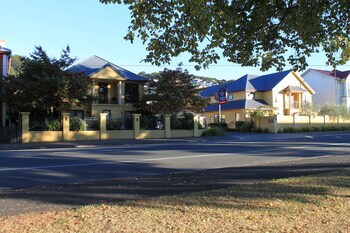 Alhambra Oaks Motor Lodge