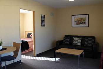 Alhambra Oaks Motor Lodge