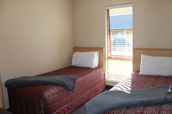 Alhambra Oaks Motor Lodge