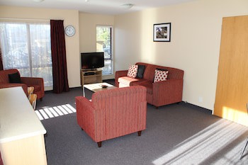 Alhambra Oaks Motor Lodge