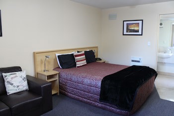 Alhambra Oaks Motor Lodge