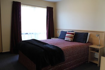 Alhambra Oaks Motor Lodge