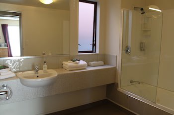 Alhambra Oaks Motor Lodge