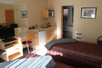 Alhambra Oaks Motor Lodge