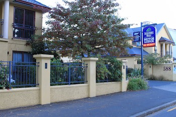 Alhambra Oaks Motor Lodge