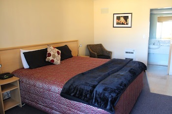 Alhambra Oaks Motor Lodge