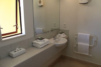 Alhambra Oaks Motor Lodge