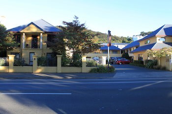 Alhambra Oaks Motor Lodge