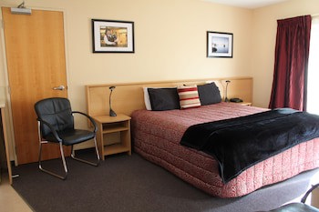 Alhambra Oaks Motor Lodge