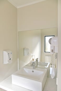 Le Chalet Suisse Motel Apartments