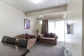 Admirals Motor Inn