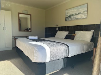 Admirals Motor Inn