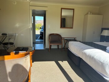 Admirals Motor Inn